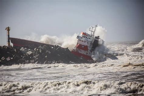 cargo ship splits in half